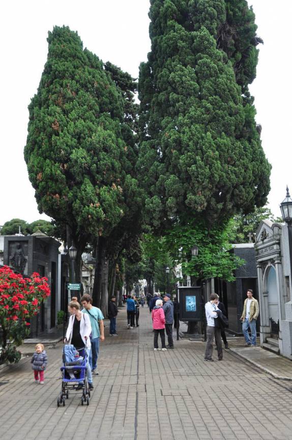 Caminhando nas ruelas do Cemitério da Recoleta, em Buenos Aires, na Argentina